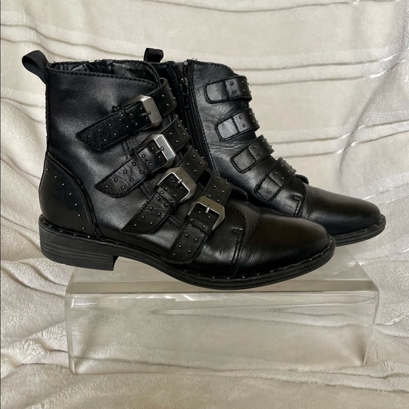 STEVE MADDEN BLACK BUCKLE MOTORCYCLE ANKLE BOOTS - Picture 1 of 6